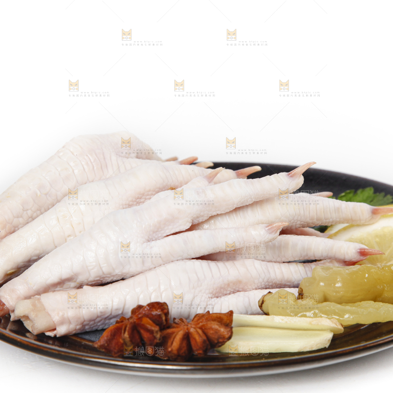 白底上放着一盘鸡爪子