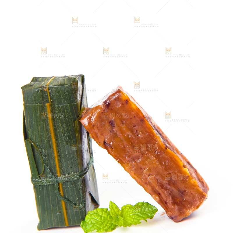 白底上摆放着竹叶糕