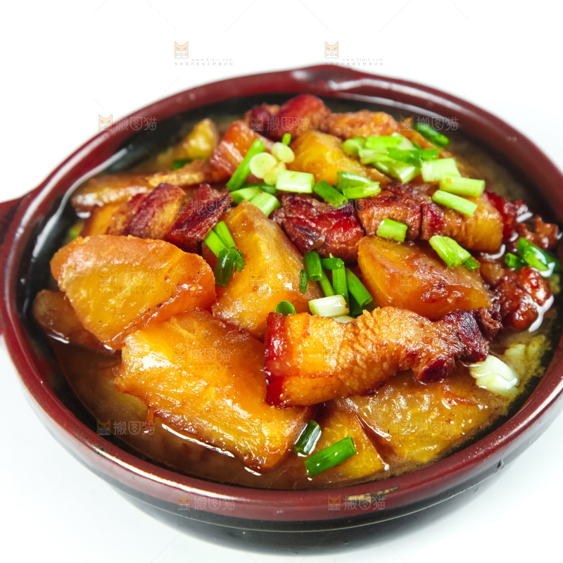 碟子里装着萝卜烧肉
