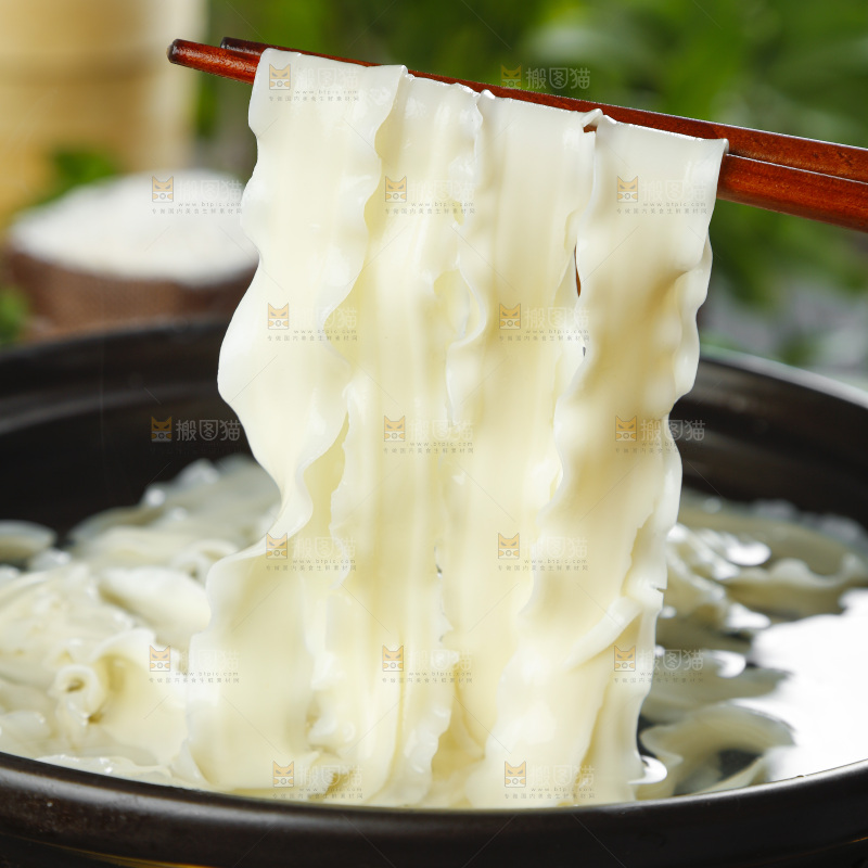 砂锅里放着刀削面