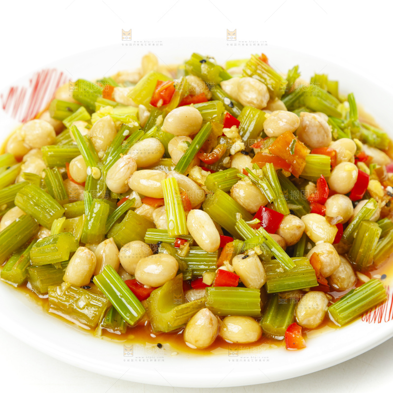 盘子里装着芹菜炒花生米