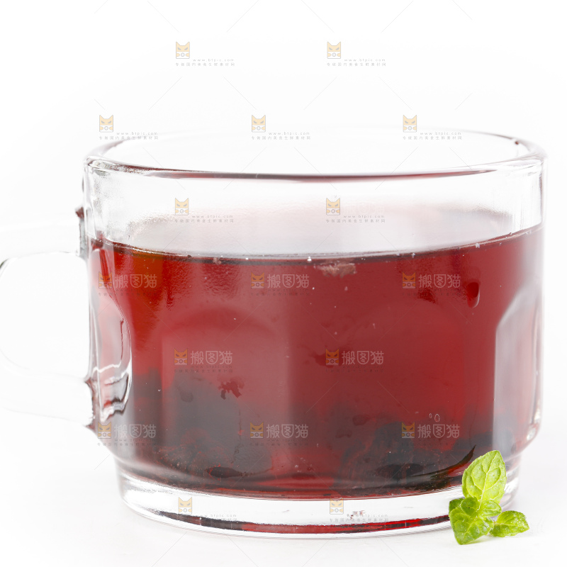 杯子里装着蓝莓果汁