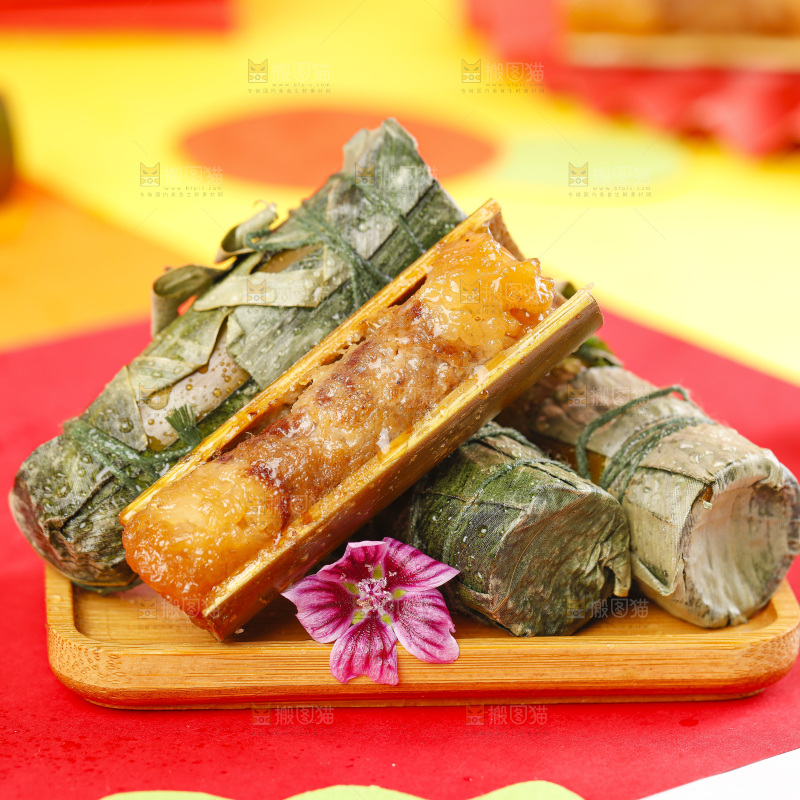 盘子里的竹筒肉粽