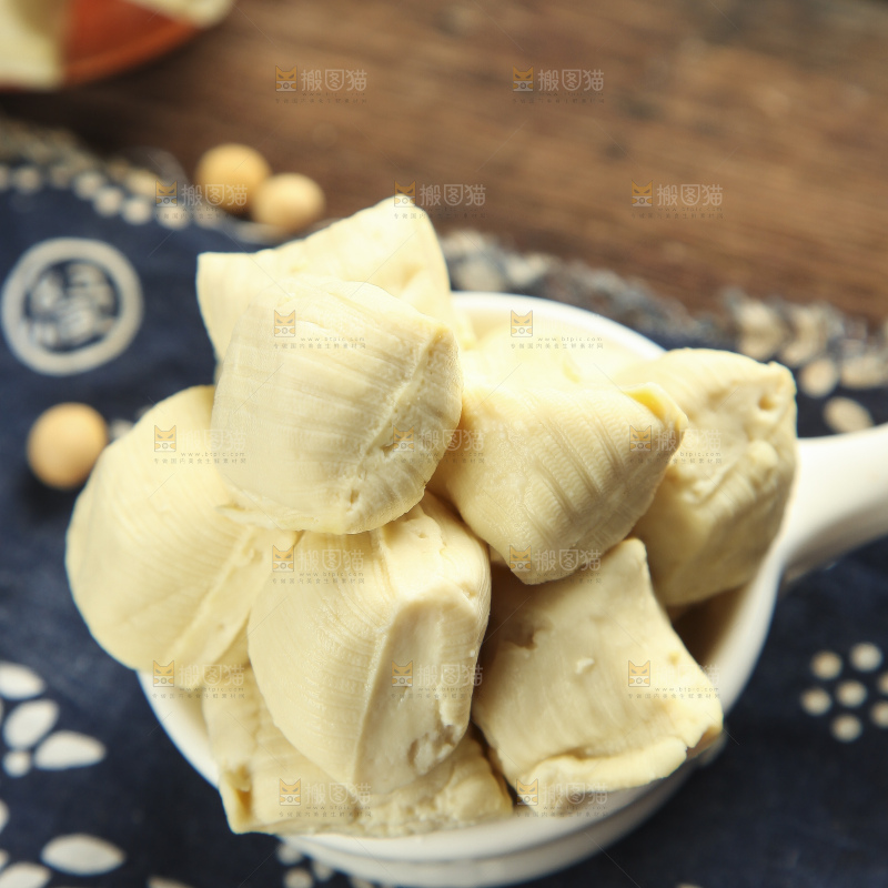 花布底上的包浆豆腐