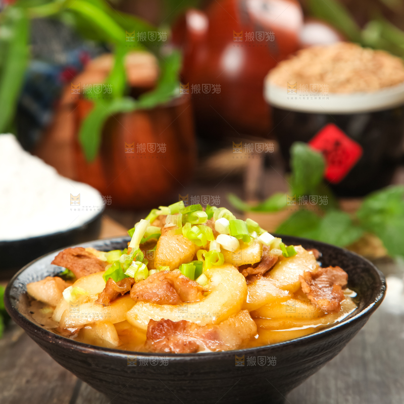 盘里装着老黄瓜煮肉
