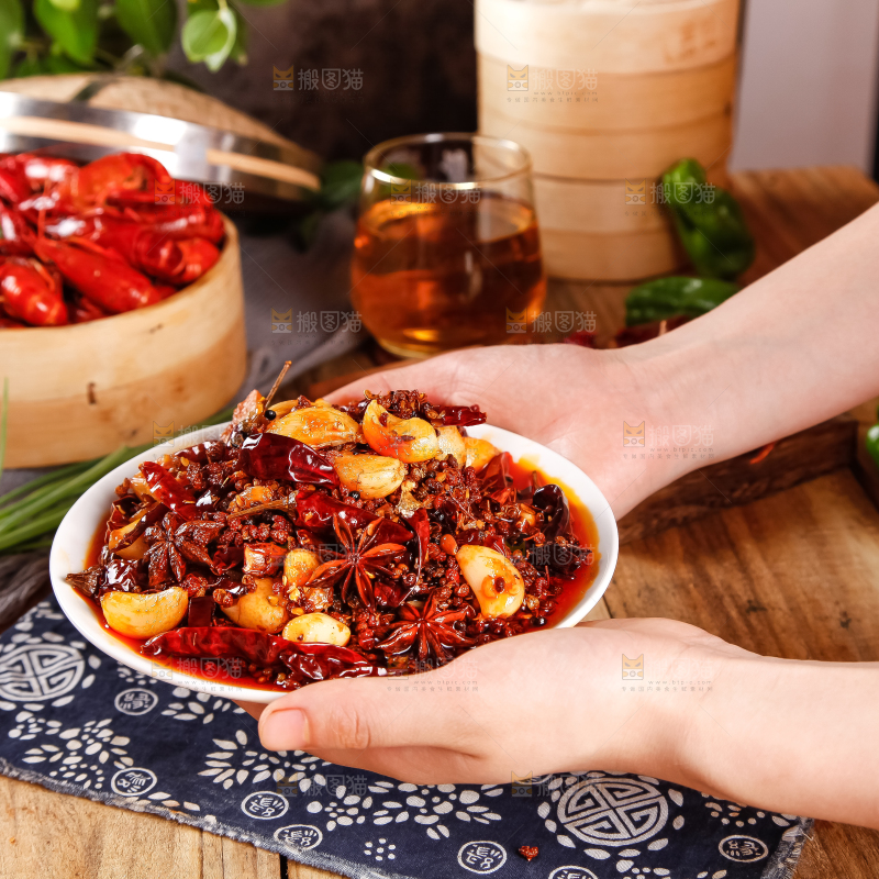 木板上放着一盘油焖大虾调料