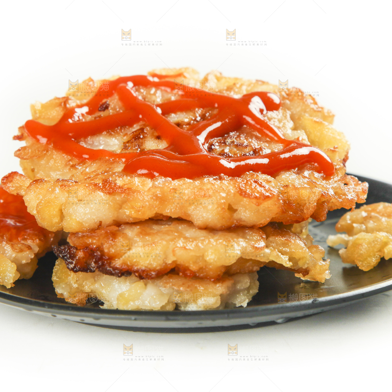 碟子里装着煎土豆饼