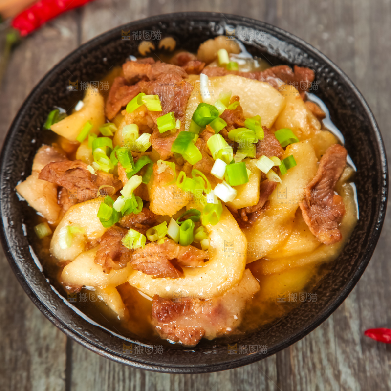 盘里装着老黄瓜煮肉