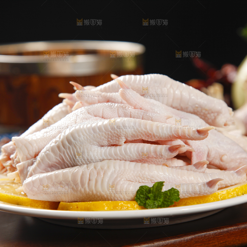 盘子里装着鸡脚