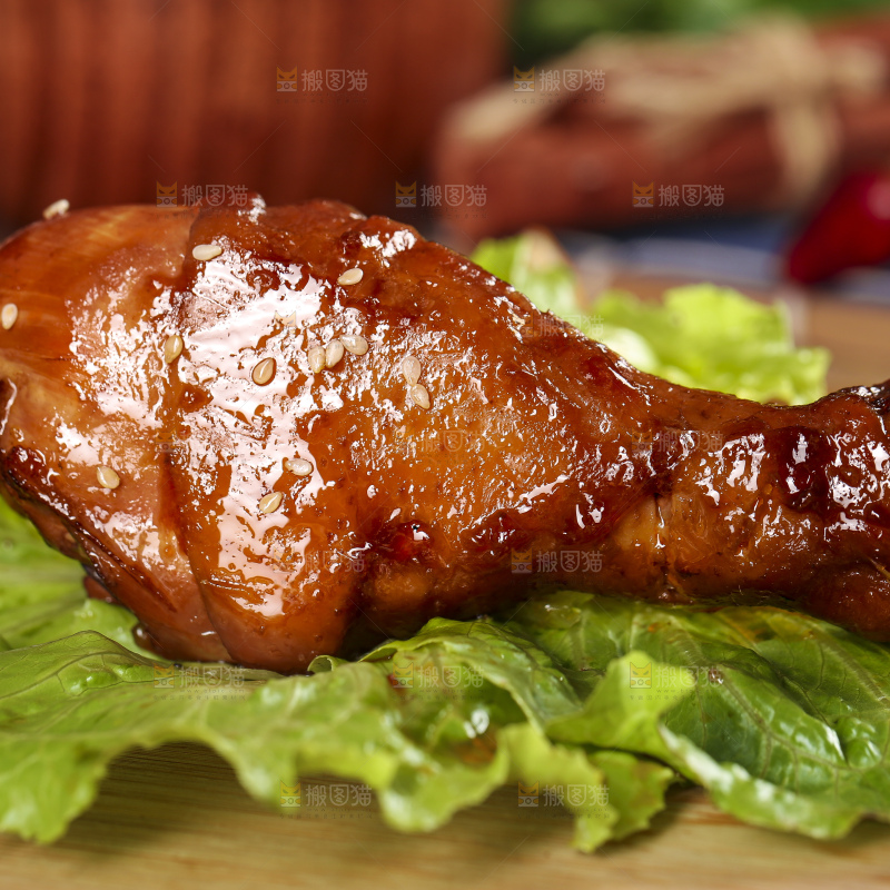 木板上的秘制鸡腿