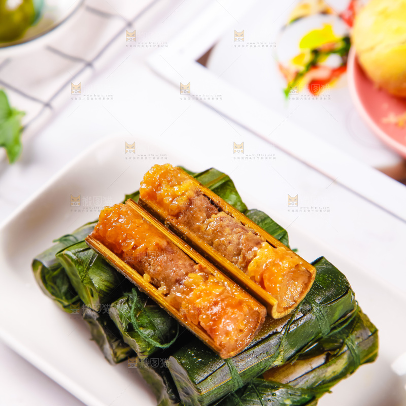 盘子里装着香竹糯米饭
