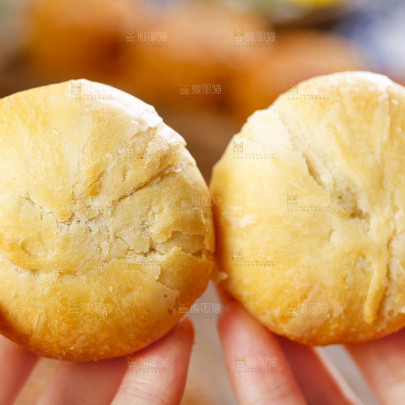 手里拿着五仁月饼