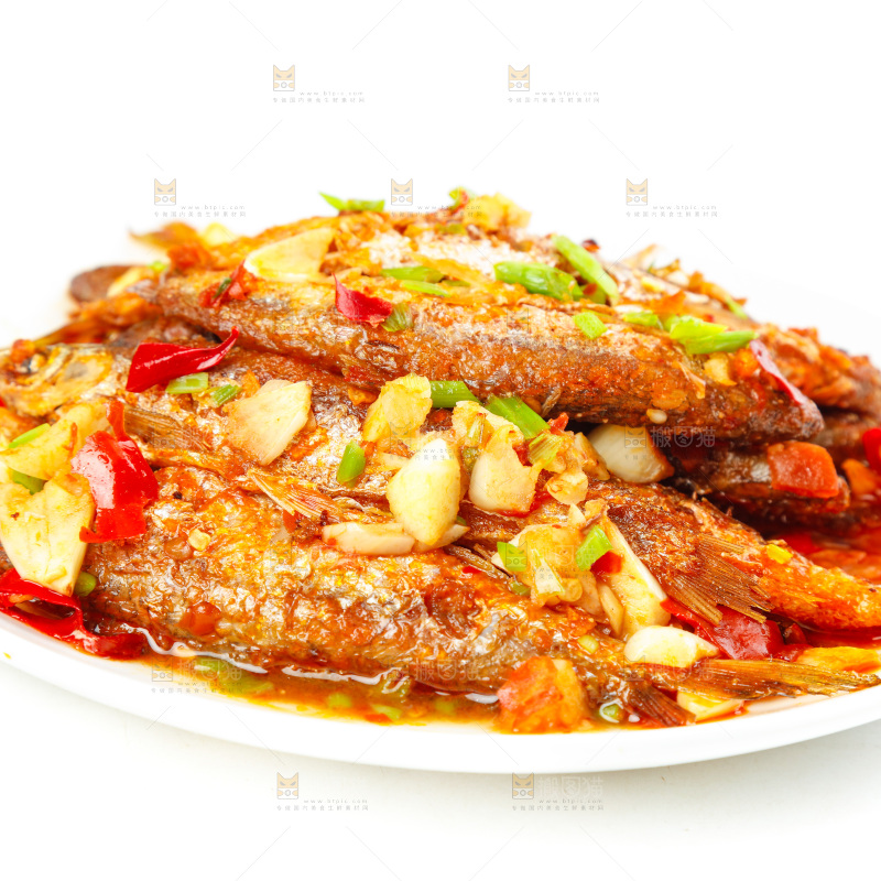 盘子里装着香煎小刁鱼