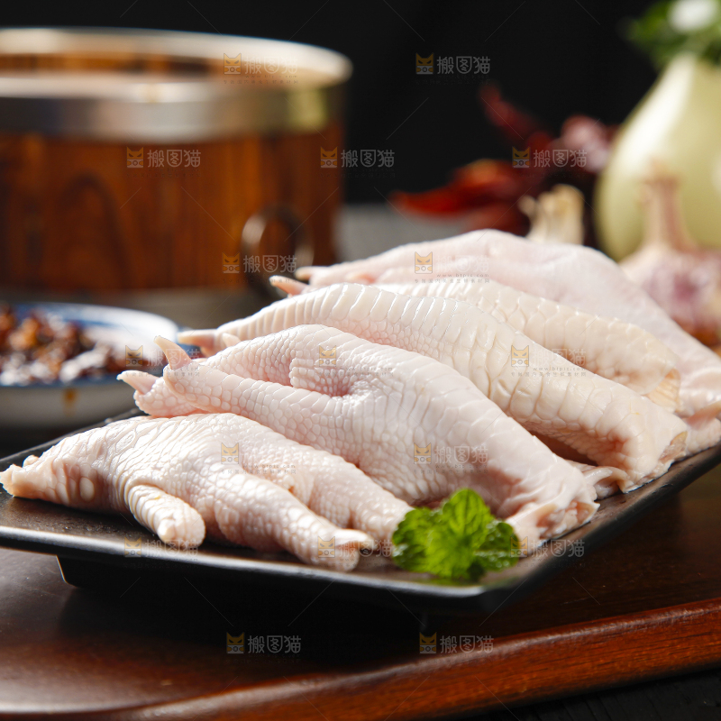 木板上放着一盘鸡爪子