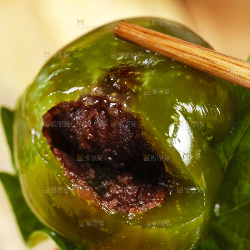 筷子夹着艾草青团