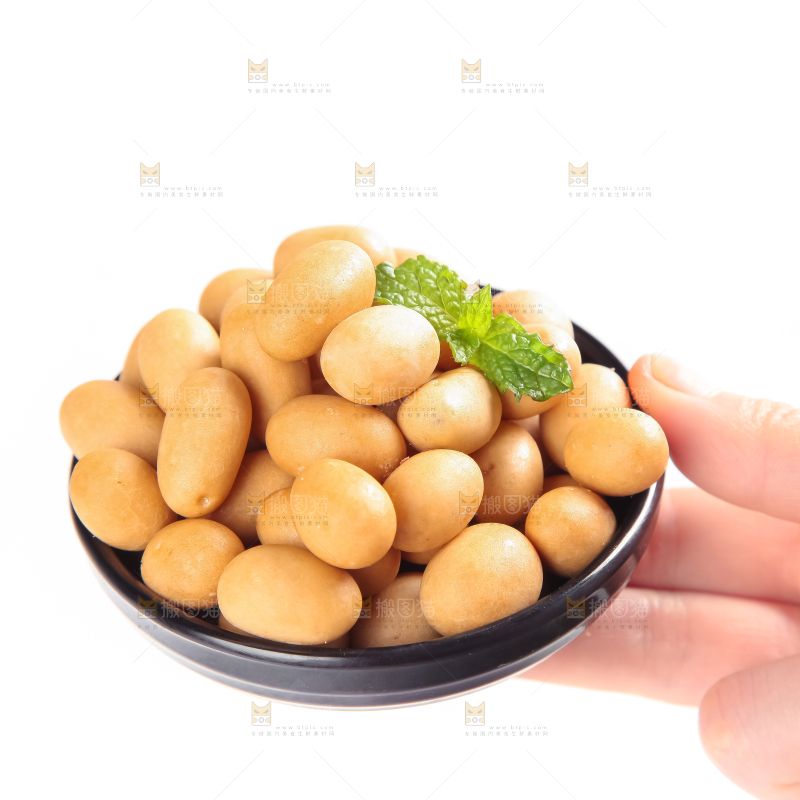 盘里装着鱼皮花生豆