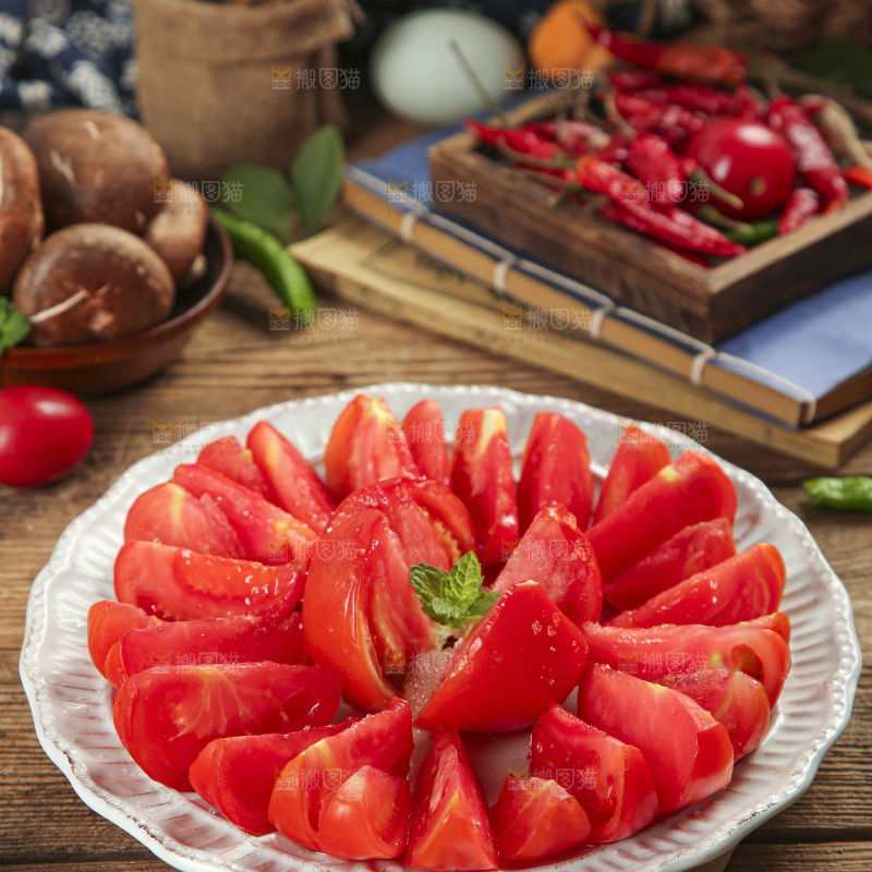 盘子里装着凉拌西红柿