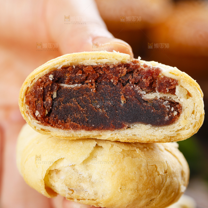 手里拿着老月饼