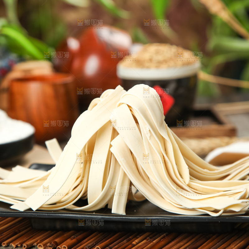 盘子里装着宽面条