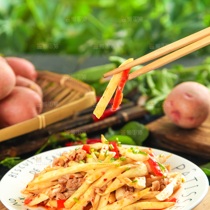 盘子里装着土豆炒肉