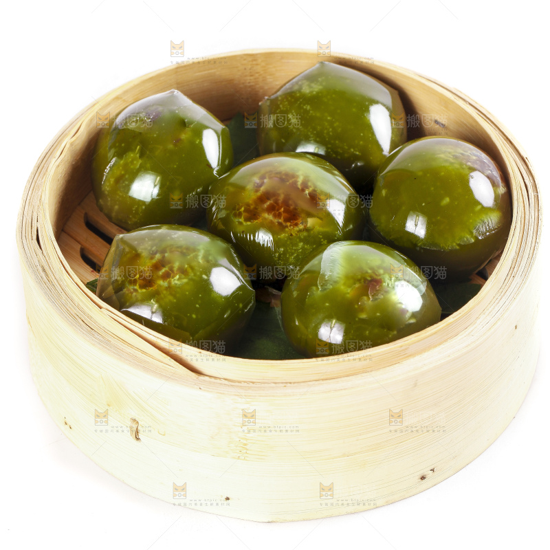 蒸笼里放着艾草青团
