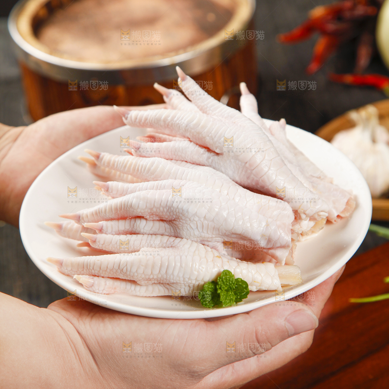 手里拿着新鲜鸡爪