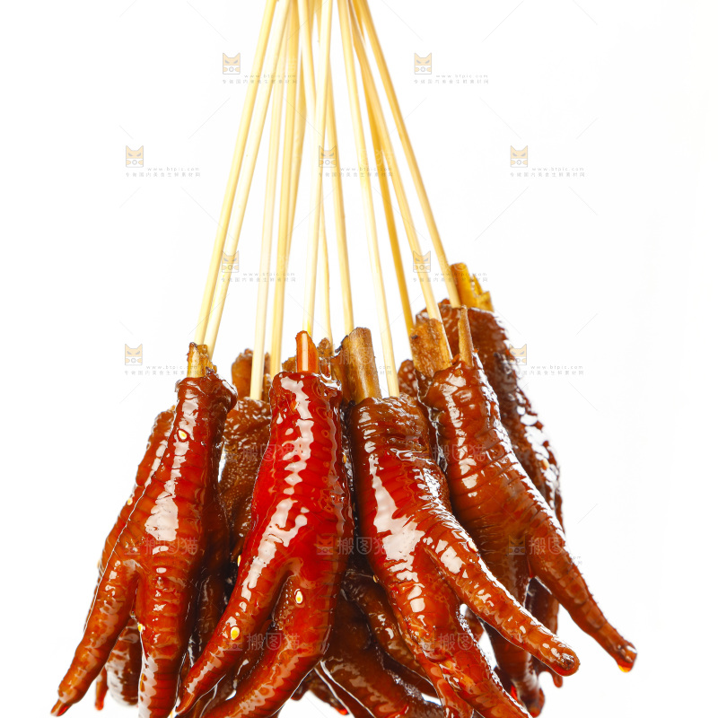 竹签上穿着酱香鸡爪