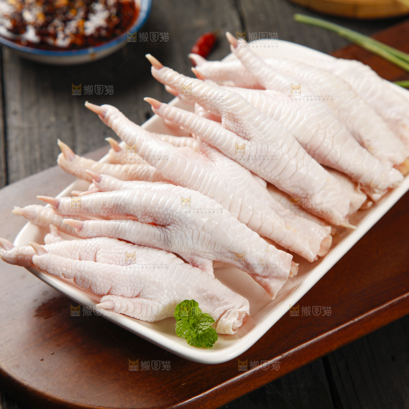 盘子里装着鸡脚