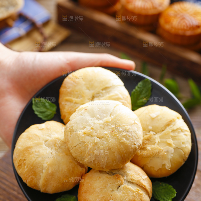 手里拿着老月饼