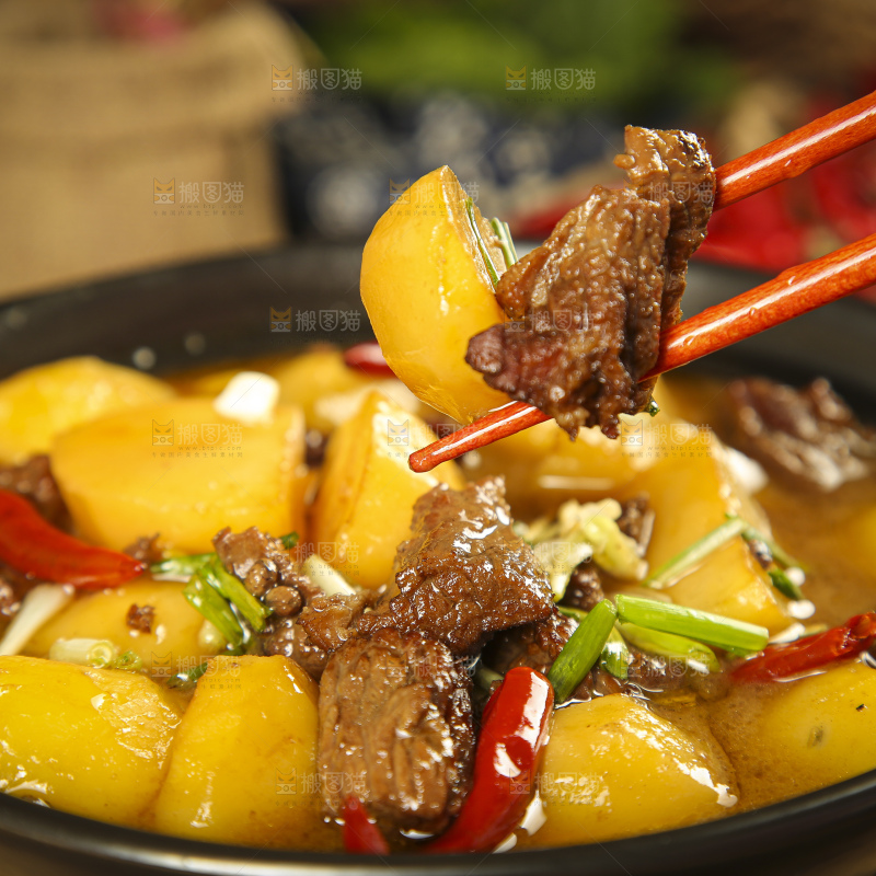 砂锅里装着土豆烧肉