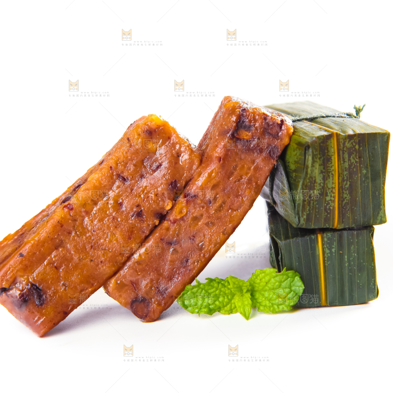 白底上摆放着竹叶糕
