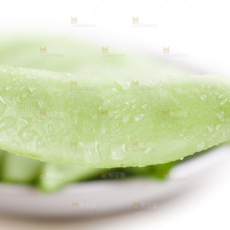 盘子里装着扁豆