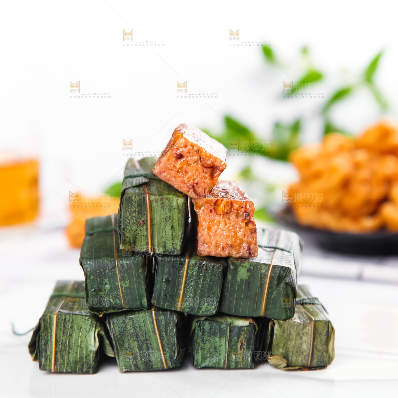 石板上摆放着竹叶糕