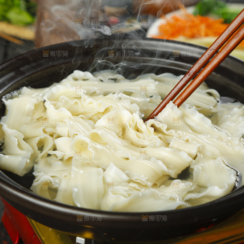 砂锅里放着刀削面