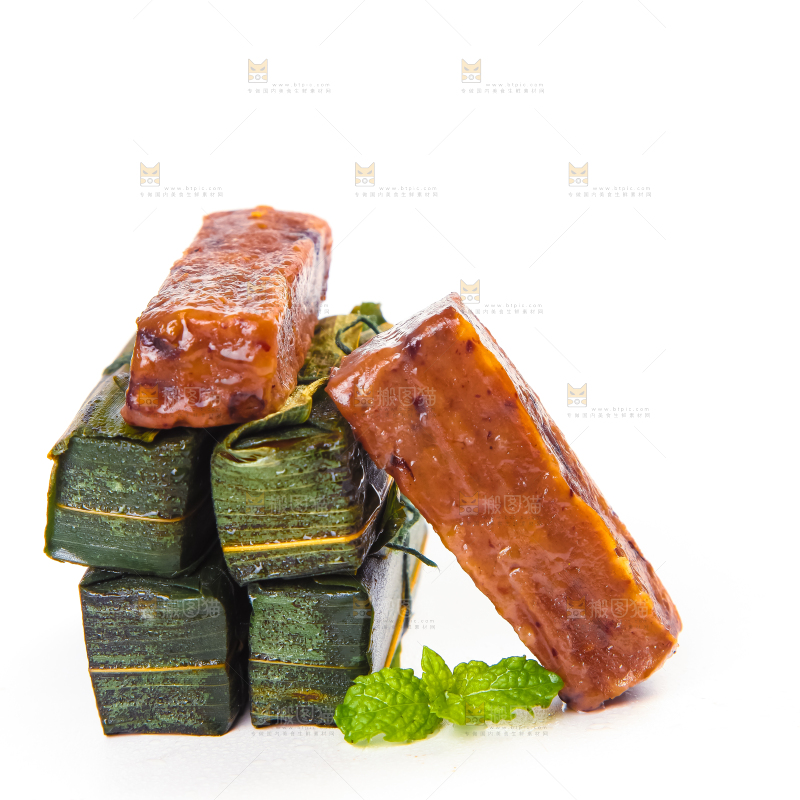 白底上摆放着竹叶糕