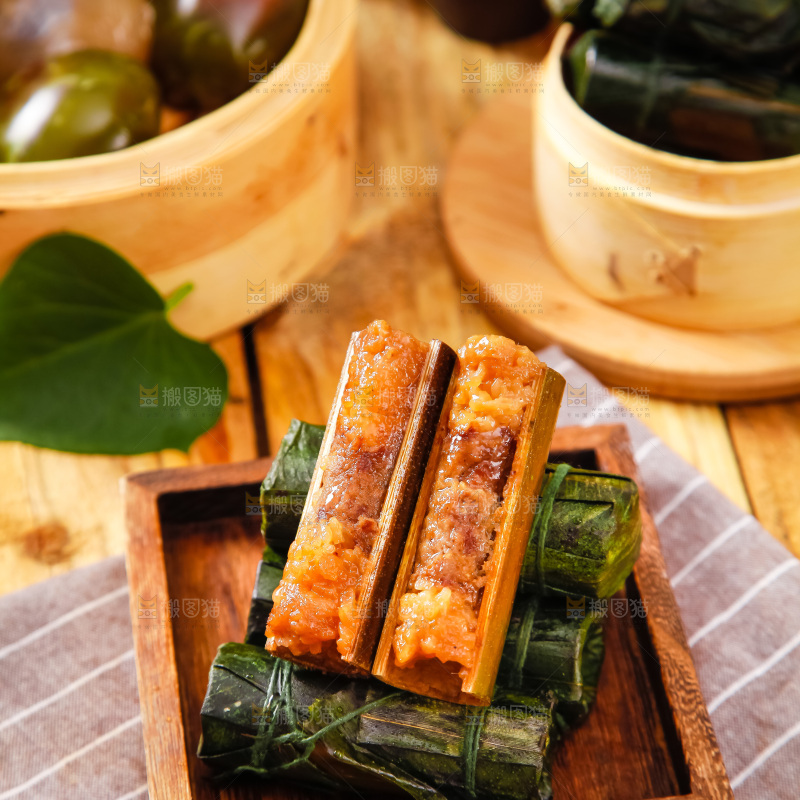 盘子里装着香竹糯米饭