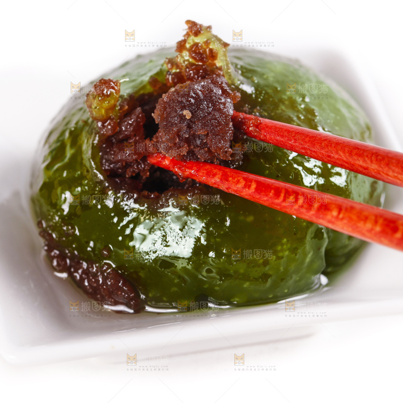 碟子里装着艾草青团