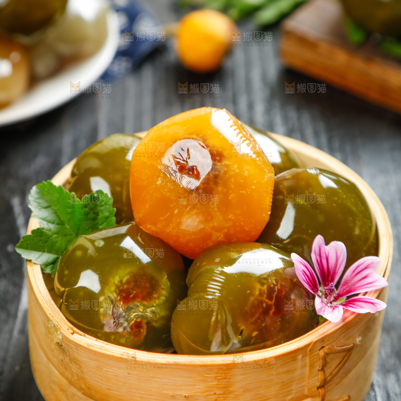 蒸笼里装着艾草青团