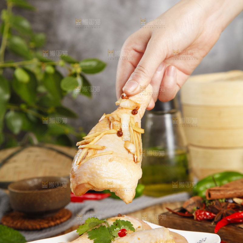 板子上放腌鸡腿