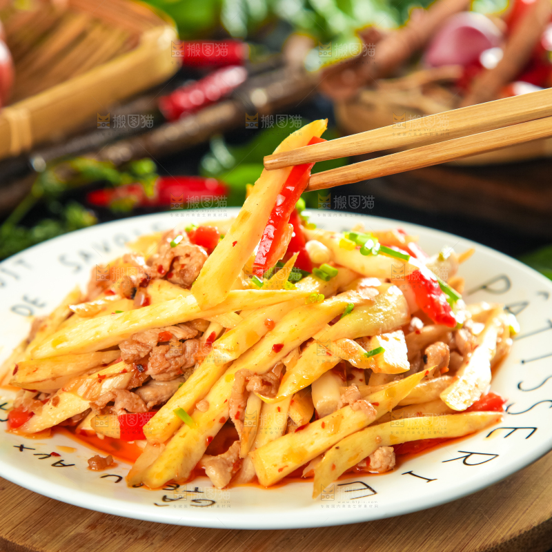 盘子里装着土豆炒肉
