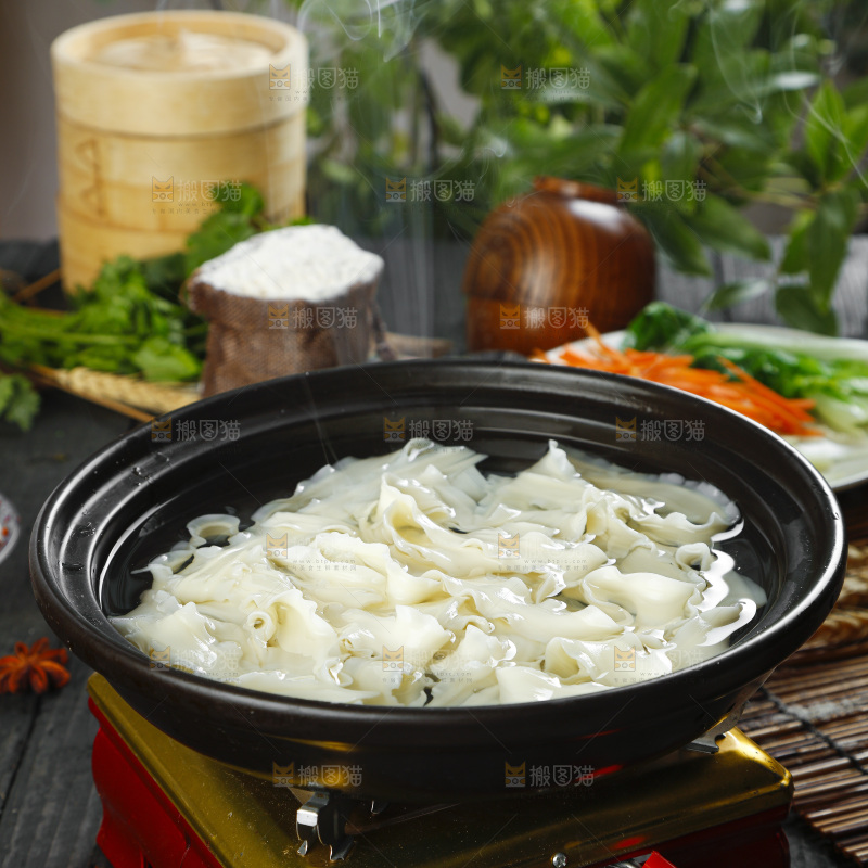砂锅里放着刀削面
