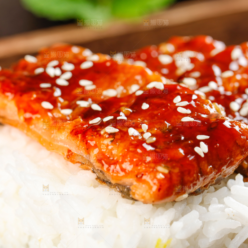 盘子里装着鳗鱼饭