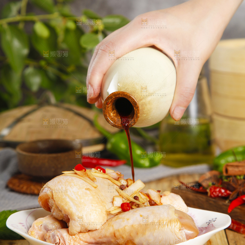 板子上放腌鸡腿