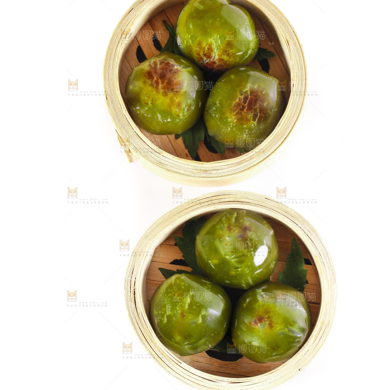 蒸笼里放着艾草青团