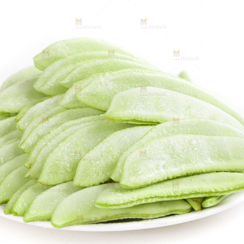 盘子里放着扁豆