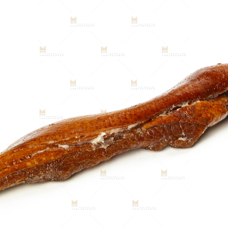 白底上摆放着柴火腊肉