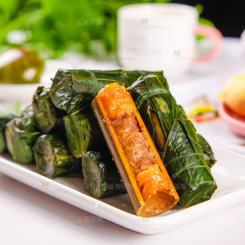 盘子里装着香竹糯米饭