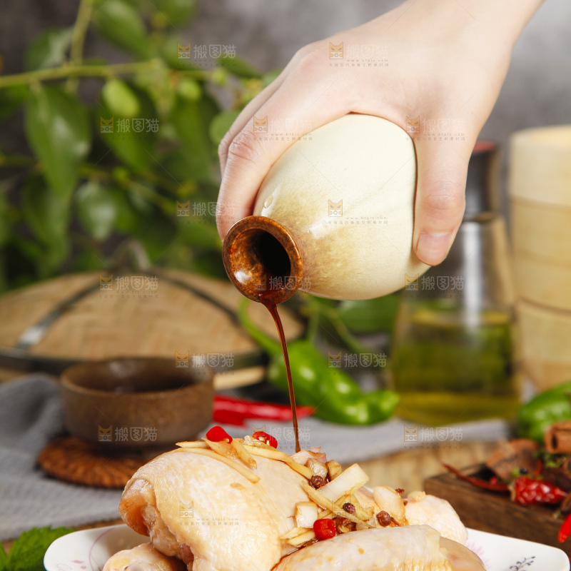 板子上放腌鸡腿