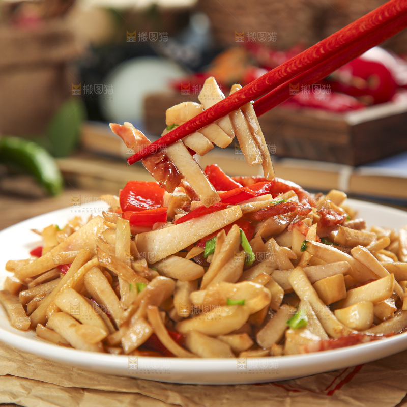 盘子里装着炒土豆条