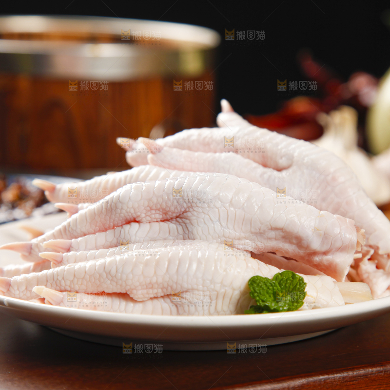盘子里装着鸡脚